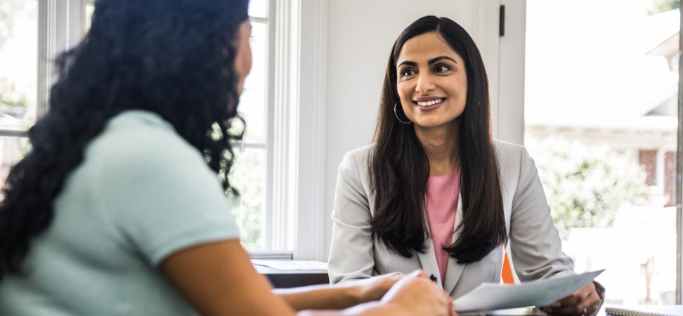 GettyImages-1144541711-1 Une représentante en services financiers s’entretient avec une femme.