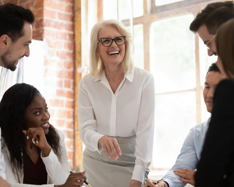 Des professionnels discutent entre eux.