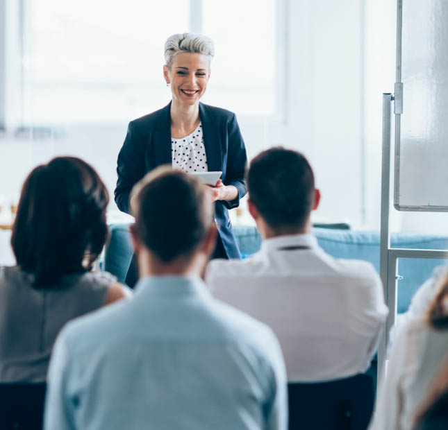 Une femme d’affaires dirige une formation pour les professionnels.