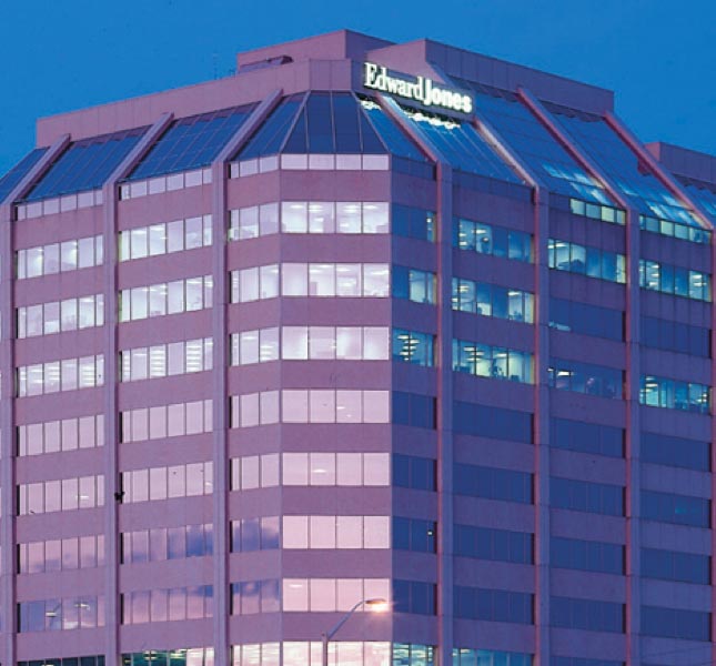 Photo extérieure d’un immeuble Edward Jones à Mississauga, en Ontario, au Canada.