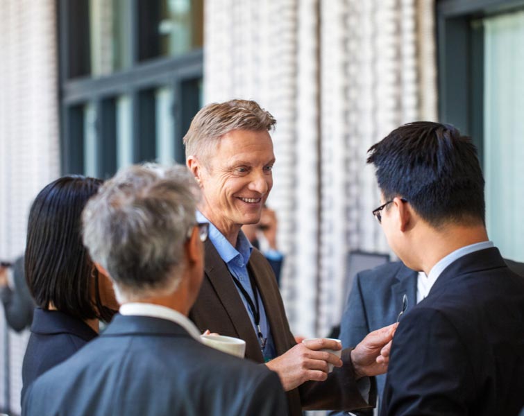 Quatre hommes sont en pleine discussion.
